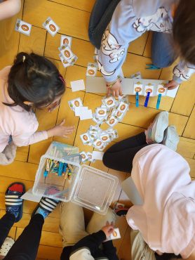 Kinder programmieren mit Programmierbefehlen 1