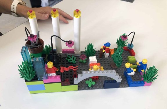 Die Vision der Zukunft der Schule gebaut aus Lego
